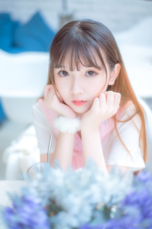 “姐姐，你说为何夫君能够越来越年轻？”小乔突然扭头看向大乔，眼中有些羡慕的道。
